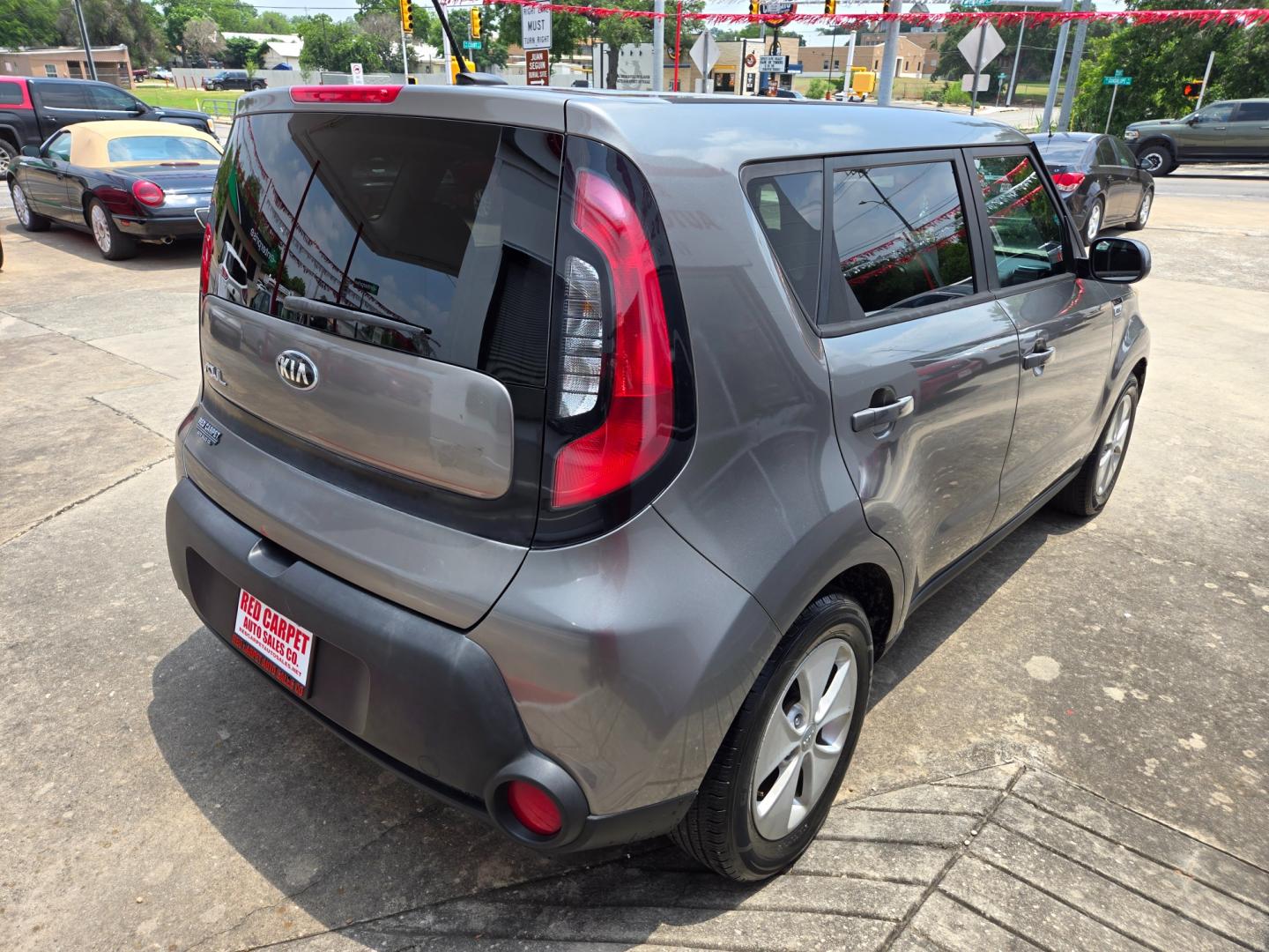 2016 GRAY Kia Soul (KNDJN2A28G7) with an 1.6L I4 F DOHC 16V engine, Automatic transmission, located at 503 West Court, Seguin, TX, 78155, (830) 379-3373, 29.568621, -97.969803 - Photo#2